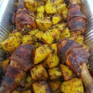 Куриные голени в беконе с картофелем