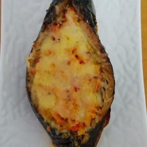 Скумбрия запеченная с овощами и сыром