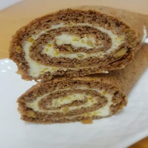 Яблочный рулет с творожным кремом