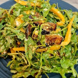 Салат с рукколой и пикантным баклажаном