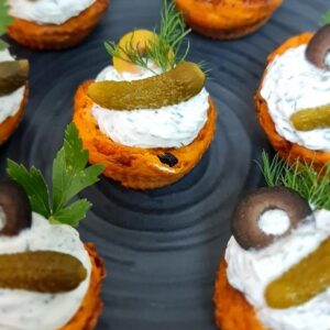 Закусочные томатные маффины с вялеными томатами и оливками