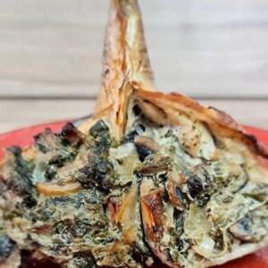 Скумбрия фаршированная шпинатом с грибами в сливочном соусе