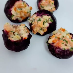 Закуска из фаршированной свеклы с красной рыбой