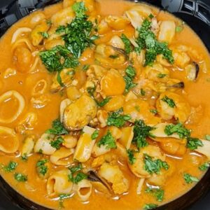 Сотэ из морепродуктов в томатном соусе с кокосовым молоком
