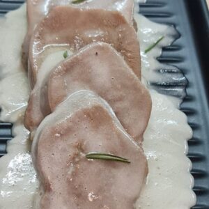 Говяжий язык под соусом бланкет